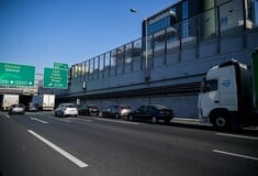 Τροχαίο στην Αττική Οδό: Σύγκρουση νταλίκας με φορτηγό – Διακοπή της κυκλοφορίας σε δύο λωρίδες