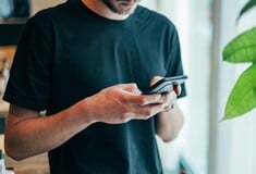 Γιατί όλο και περισσότεροι άνθρωποι αφαιρούν τις εφαρμογές με ειδήσεις: «Τώρα δεν έχω αυτό το άγχος»