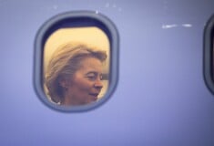 Αναγκαστική προσγείωση για το αεροπλάνο της φον ντερ Λάιεν - Υποψίες ρωσικής παρεμβολής σε GPS, λένε οι FT