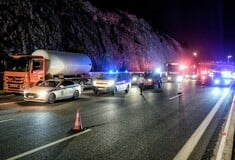 Πώς έγινε το τροχαίο στην εθνική οδό Αθηνών-Κορίνθου: Νταλίκα ανατράπηκε και πήρε φωτιά