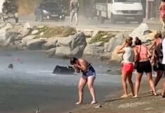 Σκιάθος: Βίντεο με τουρίστες να παρασύρονται με τις βαλίτσες τους από τουρμπίνα αεροπλάνου - Το φαινόμενο «jet blast»