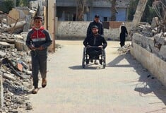 «Σέρνονται στη λάσπη»: Πάνω από 21.000 παιδιά στη Γάζα ζουν με αναπηρία λόγω του πολέμου