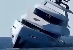 Τουρκία: Η στιγμή που πολυτελές γιοτ βυθίζεται σε λίγα λεπτά μετά την καθέλκυσή του