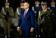 Πολωνία σε σταυροδρόμι: Τραμπ ή ΕΕ; Η μάχη Τουσκ – Ναβρότσκι απειλεί τη χώρα