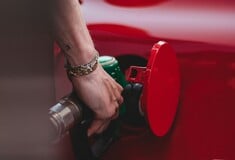 Η Gen Z ξεμένει από καύσιμα στα αυτοκίνητά της «επειδή φοβάται να τα γεμίσει»
