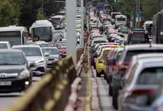 Σύγκρουση λεωφορείου με γερανό στη Συγγρού