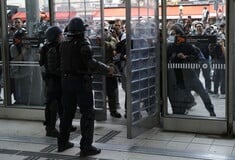 Η Γαλλία παραλύει από τις διαδηλώσεις – Χάος σε σιδηροδρομικούς σταθμούς, οδοφράγματα και συλλήψεις
