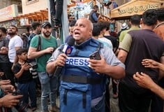 «Ο κόσμος μας αντιμετωπίζει με αδιαφορία» λέει δημοσιογράφος που έχασε τη γυναίκα και τα παιδιά του στη Γάζα