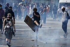 «Μακρόν παραιτήσου»: Οι νέοι της Γαλλίας στους δρόμους ενάντια στη «Δημοκρατία της ελίτ»