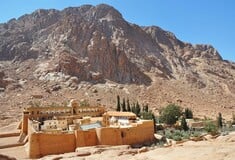 CHECK Η σάγκα για τη Μονή Σινά