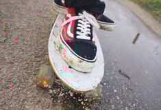 Πλανήτης sneakers: Οι τάσεις που «παίζουν» δυνατά φέτος 