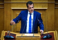 Ο Πλεύρης υπογράφει εγκύκλιο και καταργεί τον όρο «παράτυπη μετανάστευση» – Αντικαθίσταται με το «παράνομη»