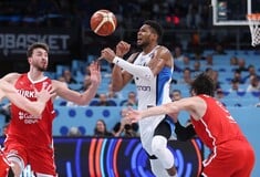 Eurobasket στο TikTok: Ο Έλληνας σύζυγος έχασε το στοίχημα από την Τουρκάλα γυναίκα του και πλένει τα πιάτα