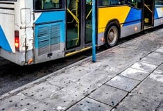 Γλυφάδα: Άνδρας προσπάθησε να κατεβάσει το παντελόνι του μπροστά σε ανήλικους μέσα σε λεωφορείο