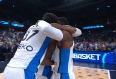 Eurobasket 2025: Η στιγμή που τα αδέλφια Αντετοκούνμπο αγκαλιάζονται και δακρύζουν μετά τη νίκη