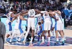 Eurobasket 2025: Η Εθνική χόρεψε το παραδοσιακό συρτάκι μετά την κατάκτηση του χάλκινου μεταλλίου