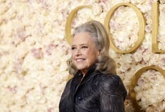 «Δεν ήταν μόνο το Ozempic!»: Η Κάθι Μπέιτς για την απώλεια 45 κιλών και την εντυπωσιακή εμφάνιση στα Emmy