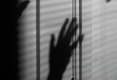 Σοβαρή υπόθεση ενδοοικογενειακής βίας στην Κάρυστο: Άνδρας επιτέθηκε με μαχαίρια στη σύζυγό του