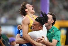 Μαθήματα από Καραλή και Ντουπλάντις στον παγκόσμιο αθλητισμό, όσο ο Σενγκούν δε θέλει χειραψία
