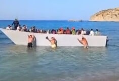 Γαύδος: Τι συνέβη τελικά με τη βάρκα με μετανάστες που έφτασε στην παραλία Σαρακήνικο - Η μαρτυρία λουόμενου