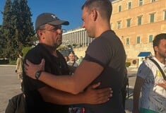 Τέμπη: Συνάντηση Κασσελάκη με τον πατέρα του 22χρονου Ντένις Ρούτσι στο Σύνταγμα
