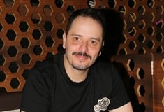 Ο Αλέξανδρος Τσουβέλας απαντά στη «μήνυση από ιερείς» που προσβλήθηκαν από μέρος παράστασής του