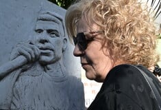 Η Μάγδα Φύσσα στο μνημείο του γιου της Παύλου - «Ευχαριστούμε που είστε εδώ»
