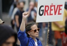 Γαλλία: Σε εξέλιξη η μεγαλύτερη απεργία των τελευταίων χρόνων εν μέσω πολιτικής κρίσης