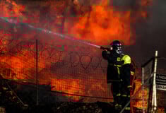 Φωτιά στο Μενίδι: Ενισχύθηκαν οι δυνάμεις της Πυροσβεστικής - Επιχειρούν τρία ελικόπτερα 