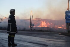 Μενίδι: Σε ύφεση η φωτιά που ξέσπασε σε εργοστάσιο ξυλείας