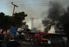 Φωτιά στο Μενίδι: Οι φλόγες επεκτάθηκαν σε δεύτερη επιχείρηση 