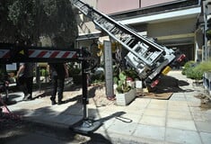 Γλυφάδα: Γερανός έπεσε σε καφετέρια