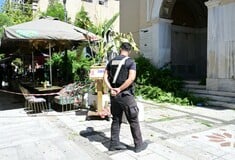 Η στιγμή της πτώσης δέντρου στο κέντρο της Αθήνας