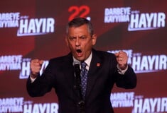 «Δεν θα σιωπήσουμε»: Ο Οζγκιούρ Οζέλ επανεξελέγη πρόεδρος του CHP και προκαλεί την κυβέρνηση Ερντογάν