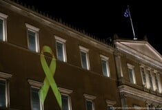 H χρυσή κορδέλα «φώτισε» τη Βουλή για τα παιδιά που δίνουν γενναία μάχη με τον καρκίνο