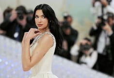 Dua Lipa: «Ψευδείς και διχαστικές» οι αναφορές ότι απέλυσε συνεργάτη λόγω φερόμενης υποστήριξής του στο Ισραήλ