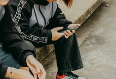 Απαγόρευση social media για ανηλίκους κάτω των 16 ετών στην Ελλάδα εξετάζει η κυβέρνηση