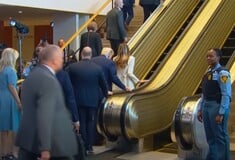 Το «μυστήριο» λύθηκε: Ποιος σταμάτησε την κυλιόμενη σκάλα την ώρα που ανέβαινε ο Τραμπ