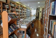 Κίνδυνος για 110.000 τόμους: Έκκληση από το «Παλαιοβιβλιοπωλείο των Αστέγων» μετά την έξωση