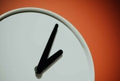 Αλλαγή ώρας 2025: Στις 26 Οκτωβρίου γυρίζουμε τα ρολόγια μία ώρα πίσω