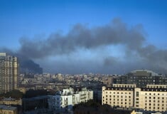 «Μία από τις μεγαλύτερες επιθέσεις»: Τέσσερις νεκροί από ρωσικό βομβαρδισμό στο Κίεβο