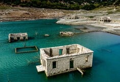 Το «θαμμένο» χωριό Κάλλιο αναδύεται ολοένα και περισσότερο από τον βυθό του Μόρνου