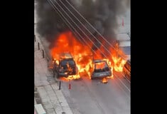 Άλιμος: ΙΧ πήρε φωτιά εν κινήσει - Οι φλόγες επεκτάθηκαν και σε άλλα τρία αυτοκίνητα