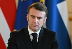 Τρία αδιέξοδα και η σκιά της αποχώρησης: Η Le Monde για το δυσοίωνο πολιτικό μέλλον του Μακρόν