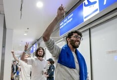Στο «Ελ. Βενιζέλος» οι 27 Έλληνες ακτιβιστές του στολίσκου για τη Γάζα