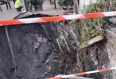 Αιτωλοακαρνανία: Άνοιξε η γη δίπλα στα σπίτια - Τεράστια καθίζηση τους εδάφους μέσα σε χωριό