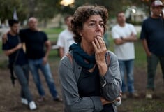 Δύο χρόνια μετά: Χιλιάδες Ισραηλινοί τιμούν τα θύματα της επίθεσης της Χαμάς