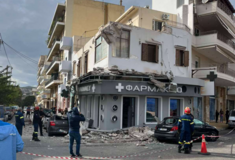 Λαύριο: Η στιγμή της κατάρρευσης μπαλκονιού - Μία τραυματίας