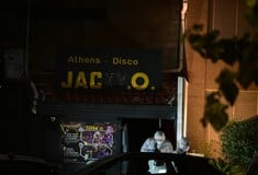 Βόμβα στο Jacky O: Το βίντεο με τον άνδρα που αφήνει τη χαρτοσακούλα έξω από το μαγαζί