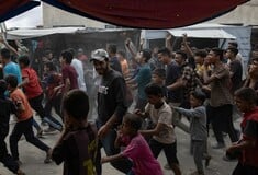 Παλαιστίνιοι και Ισραηλινοί πανηγυρίζουν τη συμφωνία για κατάπαυση του πυρός στη Γάζα